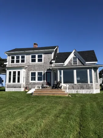 PORT TACK: Harbor Front Home with Sweeping Views Отели в г. Джонспорт