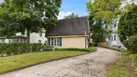 Coveted Location:Downtown Lake Forest 3/2.5 Duplex Hotels near Forest Park