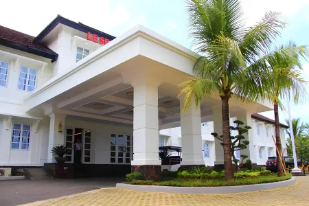 Le Semar Hotel Serang Отели рядом с достопримечательностью «GOR Flamengo»