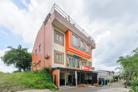 RedDoorz Near the Jungle Waterpark Bogor