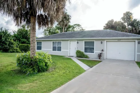 Peaceful Place a Charming 3-bedroom house with AC and WiFi in Fort Myers