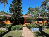 4-bedroom home off McGregor with guesthouse, pool and large yard in Fort Myers Hotels near Walgreens