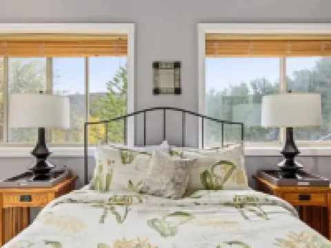 Topanga Secret Cottage Hotels in Topanga