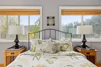 Topanga Secret Cottage Hotels in Topanga