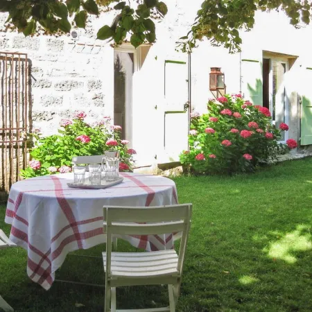 Spacious garden center of Pezenas
