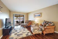 Exquisite Lakeview Oasis: Charming 3 bd, 2 bath vacation rental with heated pool