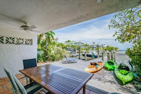 Our Waterfront Home Is All Ready Just For You! Отели в г. Холмс Бич