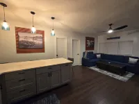 2/1 guesthouse with boat parking, outdoor shower, jetted tub, & craft ice!