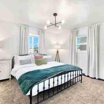 King Bed, Fenced Yard, Parking, TV’s in All Rooms! Near Parks Rooms