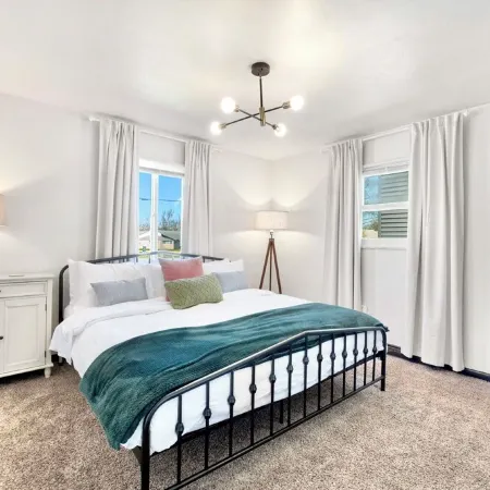 King Bed, Fenced Yard, Parking, TV’s in All Rooms! Near Parks