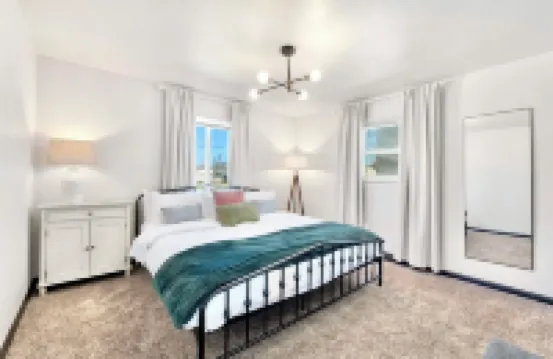 King Bed, Fenced Yard, Parking, TV’s in All Rooms! Near Parks
