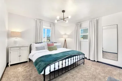Vibrant Cottage Near Foster Park with Patio and Games Hotel in zona Fort Wayne Smith Field