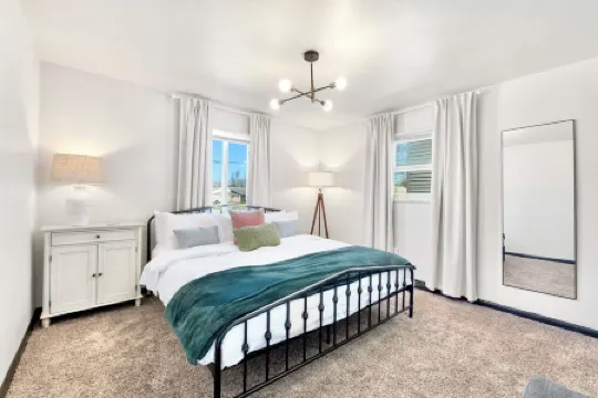 King Bed, Fenced Yard, Parking, TV’s in All Rooms! Near Parks