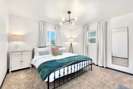 3 Bedrooms, King Bed, Free Parking Near Downtown