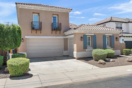 Chandler Keep – Medieval Spanish Villa, BBQ Courtyard & Prime South Chandler