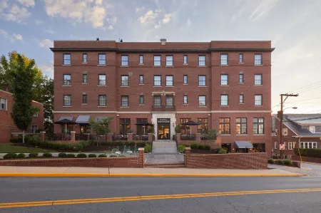 Hotel Weyanoke Отели в г. Принс-Эдвард