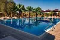Cross Apartments and Tours - piscina