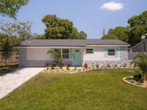Heated Pool Close to St Pete Tampa Pet Friendly Hotels in Pinellas Park
