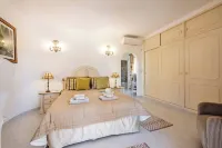 4 Bedrooms Private Pool Close to All Amenities
