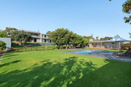 Sunset Splendour Guesthouse Отели рядом с достопримечательностью «Pollsmoor Prison»