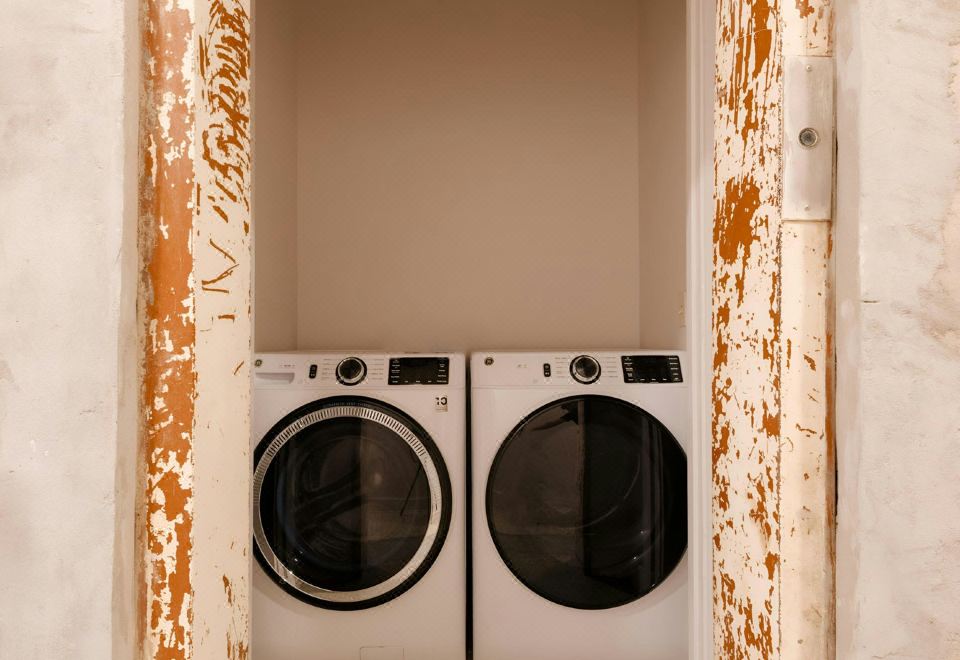 손더 더 갤리어 아파트먼트의 외관과 주변 거리