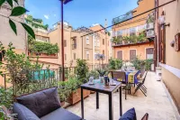 Tritone Top House Hotel in zona Palazzo Macchi di Cellere sec XVIII