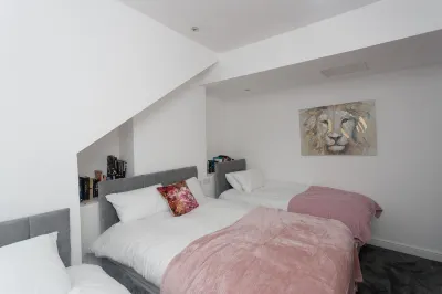 Leeds House Hotels near Colton Retail Park