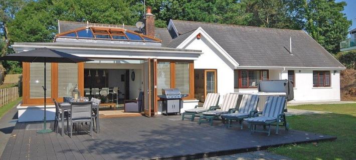 Oaktree Lodge - Luxury Cottage, Hot Tub, Sea Views Hotels in Saundersfoot