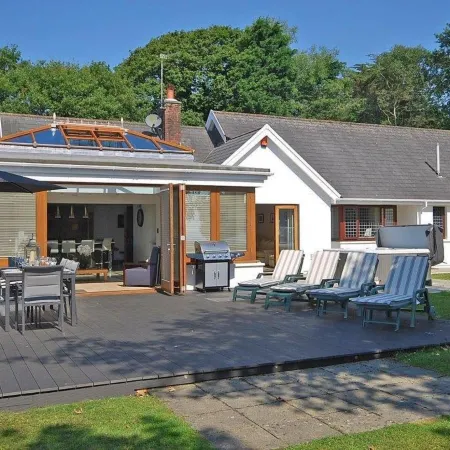 Oaktree Lodge - Luxury Cottage, Hot Tub, Sea Views