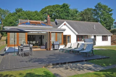 Oaktree Lodge - Luxury Cottage, Hot Tub, Sea Views