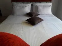 Lush Lakeside Villa Hotels in Malabe