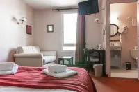 Le Mas de Gaujac Hotel dekat Chateau Grand Moulin
