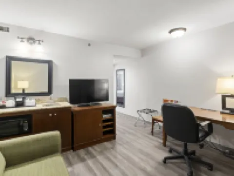 Travelodge Suites by Wyndham Regina / Eastgate Bay Hotels in Regina