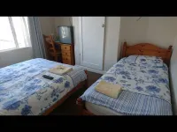 Room in Guest Room - Comfortable Family Room with Tv, Free Fast Wifi, Sleeps 3 Hotel di Harlington