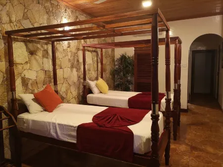 Tropical Beach House Hikkaduwa Отели рядом с достопримечательностью «Saffron Robes Gallery & Living»