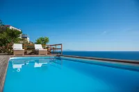 Luxury Villa Vittoria- Villa with Garden Swimming Pool and Jacuzzi Overlooking the Sea - Swimmingpools