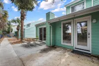 Sandy Feet - Includes Beach services Hotels near Leeward Key - Seas the View 602