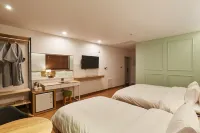 Hotel the Maru Hotel dekat Woljeongsa