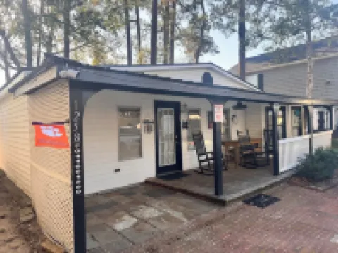 Cozy beach cottage. Short walk to the beach! Family friendly.