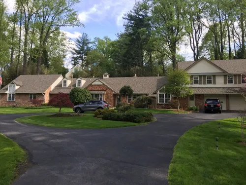 Roomy 2 Bedroom Apt. w/en Suite BA, Private Entry & Parking, Tennis Court