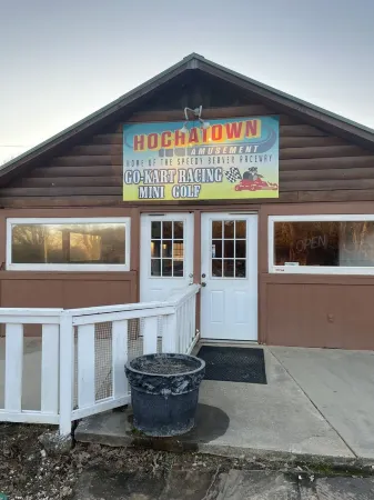 Cozy 2-bedroom RV with WiFi, AC, in charming Broken Bow