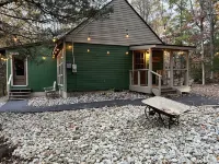 Casa de Carmen! 3 bedroom Modern Cabin with a view and HOT TUB!