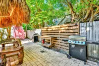Budget-Friendly Condo in Great Location w/Shared Pool, Washer/Dryer, & Free WiFi Hotels in Anna Maria