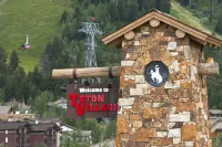 Cozy Ground Level Condo with Wood-Burning Stove - Charming Mountain Retreat