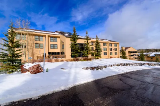 Ski-Out Access and Clubhouse Amenities - Cozy Mountain Retreat