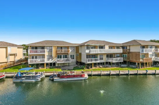 Sparkling Studio with Shared Pools, Hot Tubs, Golf, Tennis, & a Private Beach