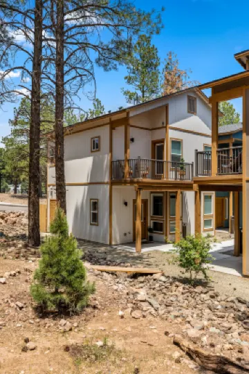 Serene Escape with Stunning Forest Views - Charming Modern Retreat