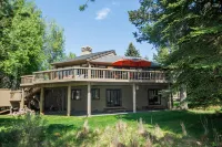 Hot Tub and Recreation Passes with Golf Course View - Stunning Retreat