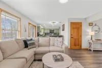 Open Concept Living and Cozy Ambiance - Inviting Spacious Haven Hotels in Middletown