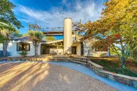 Stunning Mountain Retreat with Rooftop Deck and Hot Tub - Unique Sanctuary